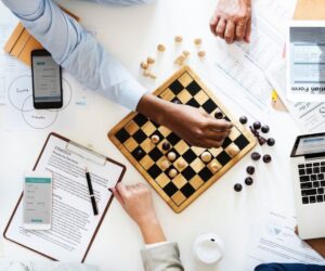 Estratégia de growth marketing com equipe analisando dados para crescer